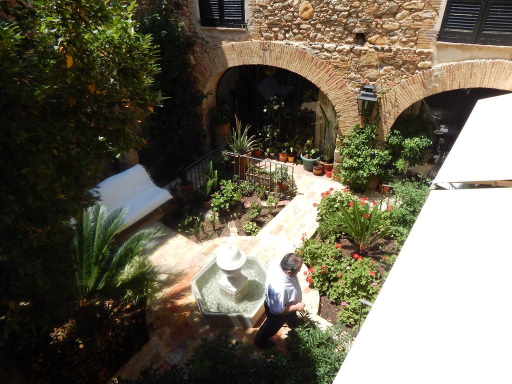 Hotel De La Font Peralada Exterior photo